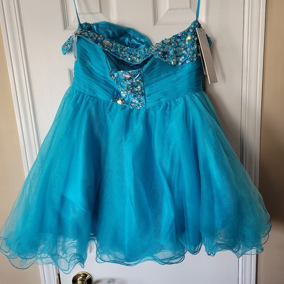 PROM/GRAD DRESS 👗 - Picture 3 of 10